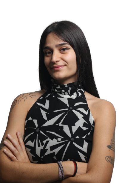 Psicóloga General Sanitaria Joven con camiseta de patrones en blanco y negro, sonriente y con brazos cruzados.